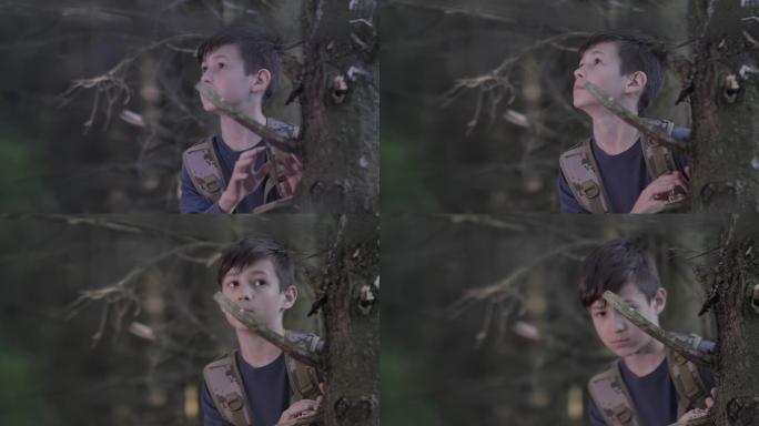 黑暗森林中的害怕男孩躲在树后，慢动作