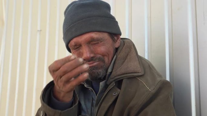 无家可归的人在街上的谈话中哭泣