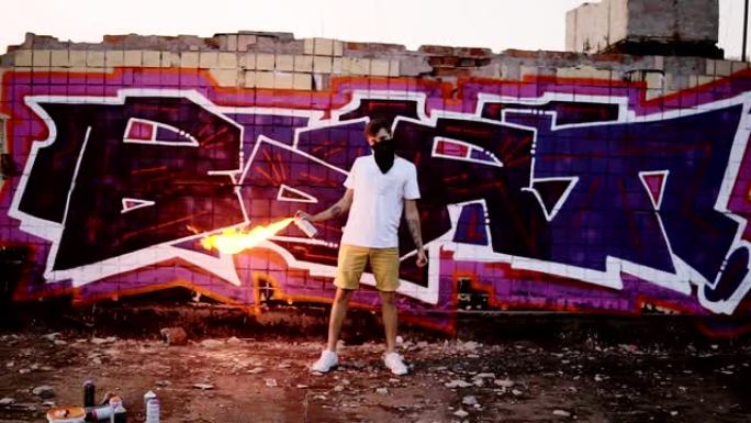 在巴拉克拉瓦 (balaclava) 的涂鸦城市艺术家的场景，用喷漆在街道墙上画了他的画。站在粉刷过