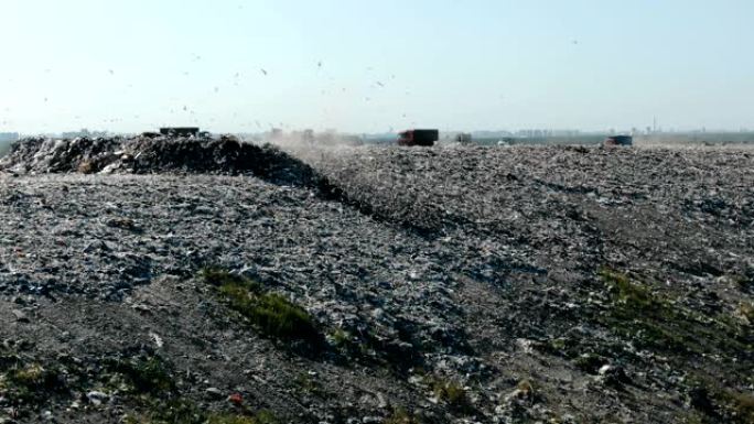 城市垃圾场鸟瞰图，卡车车队将杂物运送到垃圾填埋场