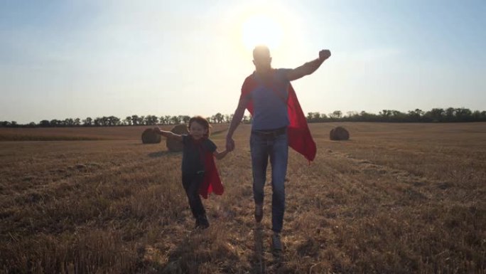 父亲和儿子作为超级英雄穿越田野
