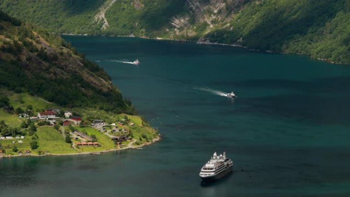 挪威Geirangerfjord。阳光明媚的夏日，旅游船渡船游轮班轮漂浮在Geirangerfjor