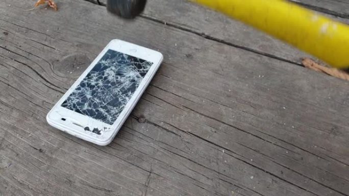 hammer砸碎了智能手机屏幕，回收了旧的和破损的电子产品