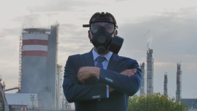 工厂附近的人戴着防毒面具，污染和生态灾难