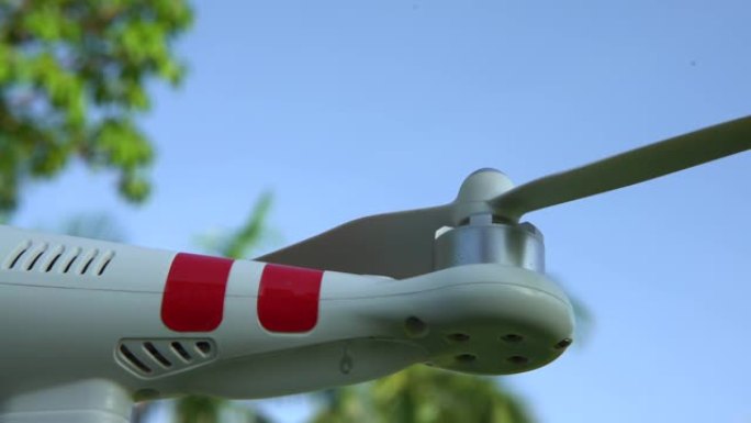 4k准备无人机直升机在蓝天公园起飞