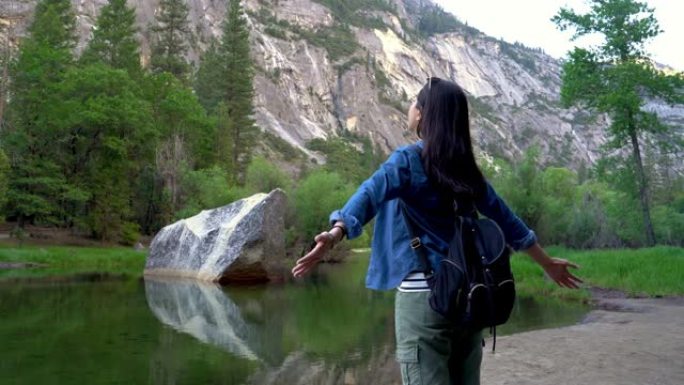 游客对着自然镜面湖张开双臂