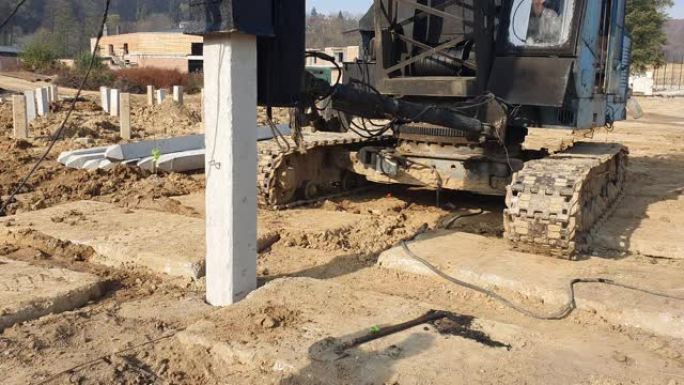 机器打入地桩施工。钢筋混凝土结构基础的施工。