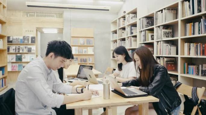 一群在图书馆学习的亚洲学生