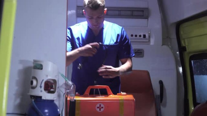 救护车包设备中的医务兵