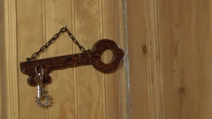 钥匙挂在墙上的钩子上，