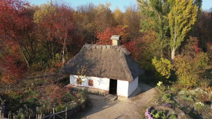 茅草屋顶下的村庄房屋。