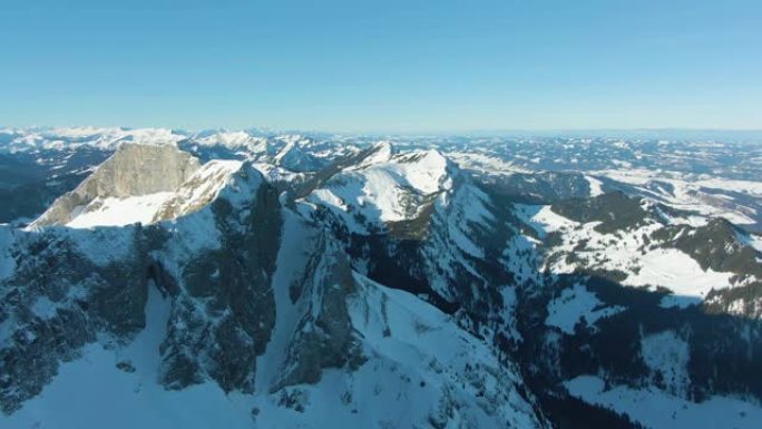 冬天的皮拉图斯山和雪山。瑞士。鸟瞰图