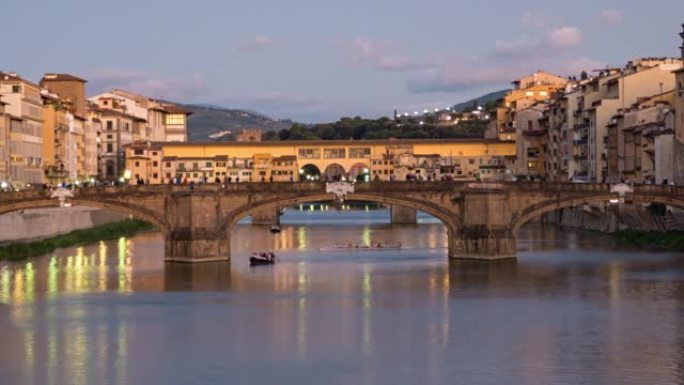 在意大利佛罗伦萨，圣三一和庞特韦基奥石桥的昼夜过渡。