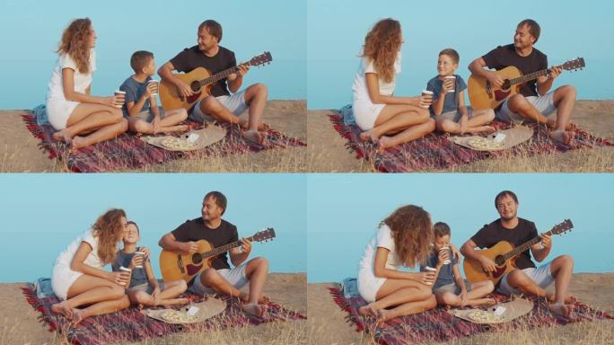 晚上一家人坐在沙滩上弹吉他