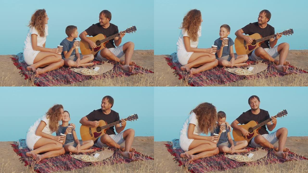 晚上一家人坐在沙滩上弹吉他