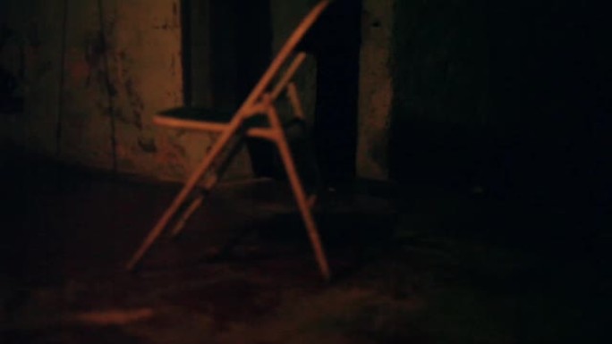 金属椅子的轮廓在黑暗而令人毛骨悚然的表面上自行移动，并点燃了蜡烛和灯笼。