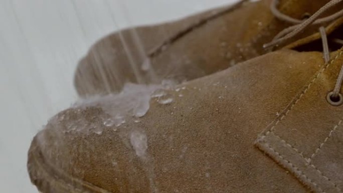 大雨概念下的防水麂皮靴子。水滚滚的鞋子，不要被表面吸收