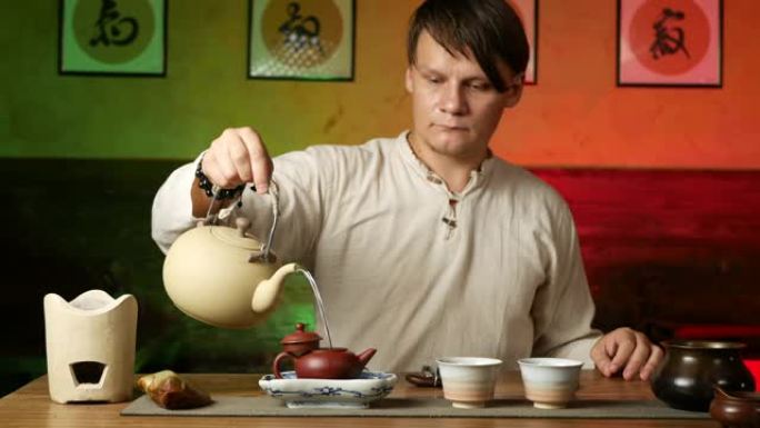 一个人根据中国传统习俗酿造普洱茶