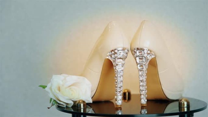 装饰有宝石透明宝石的婚礼高跟鞋高清1920x1080p