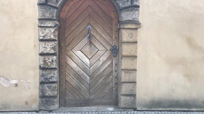 布拉格城堡区带有锻铁饰品的中世纪木门入口