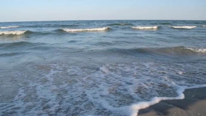 黑海浪压在沙滩上