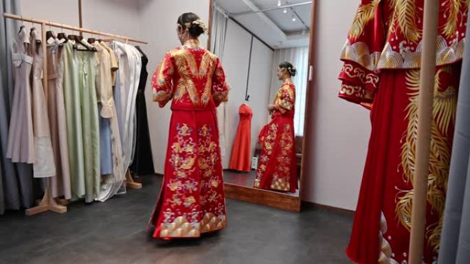 穿着传统婚纱的中国新娘在镜子里看着自己
