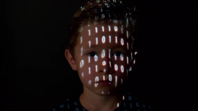 男孩脸上的二进制数据投影