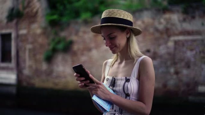 快乐的女性旅行者为在威尼斯的意大利暑假在社交网络上发表正面文章