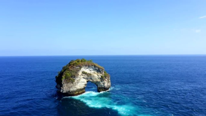 印度尼西亚巴厘岛努沙佩尼达巴纳悬崖的努沙巴图梅拉旺无人驾驶飞机拍摄