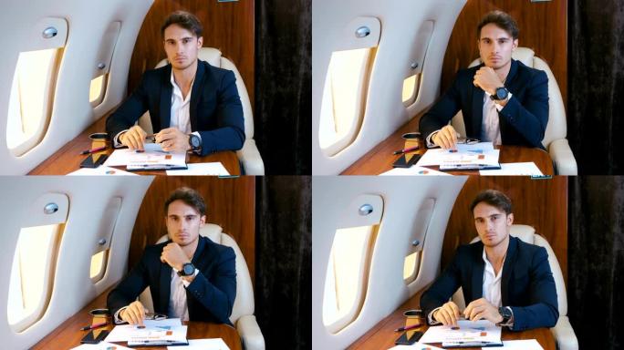 年轻英俊的首席银行家主任商人坐飞机坐商务舱的肖像。成功的商业百万富翁乘坐私人飞机旅行。