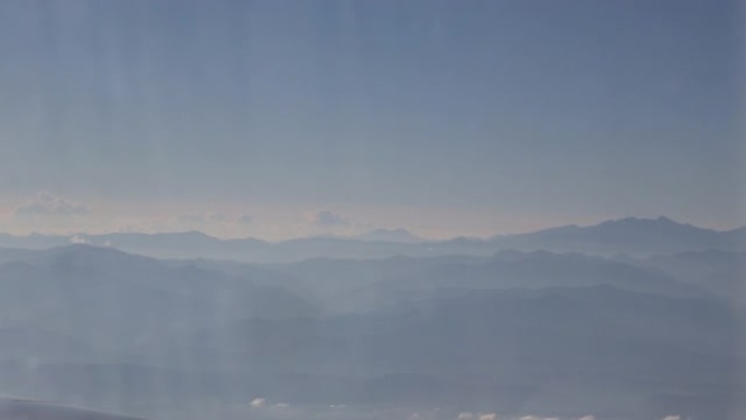 从飞机内的窗户看台湾的云和山脉