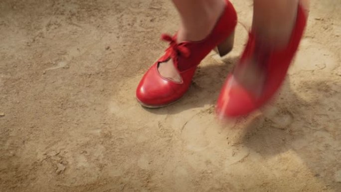 弗拉门戈舞蹈表演中细节女人的脚和鞋子