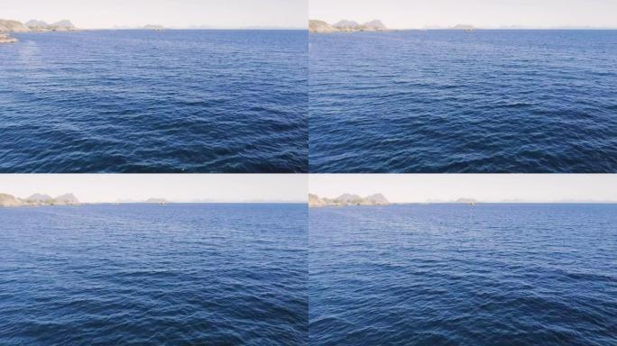 从高空空中俯视蓝色天蓝色绿松石海水纹理。摄像机飞过水面，一览表水面。水面的背景。4k鸟瞰图