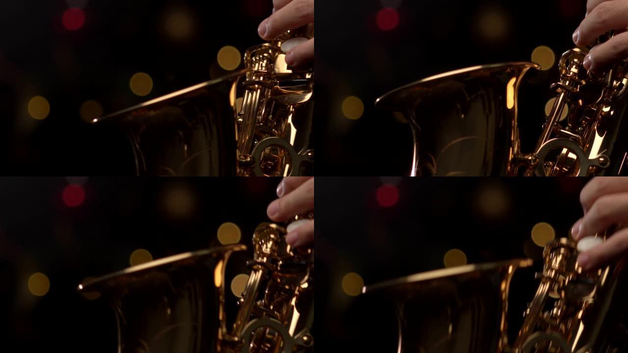 男人演奏萨克斯管的特写镜头。圣诞灯Bokeh