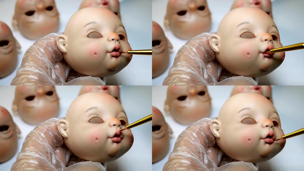 大师级画家用细笔画出玩偶的空白嘴唇。