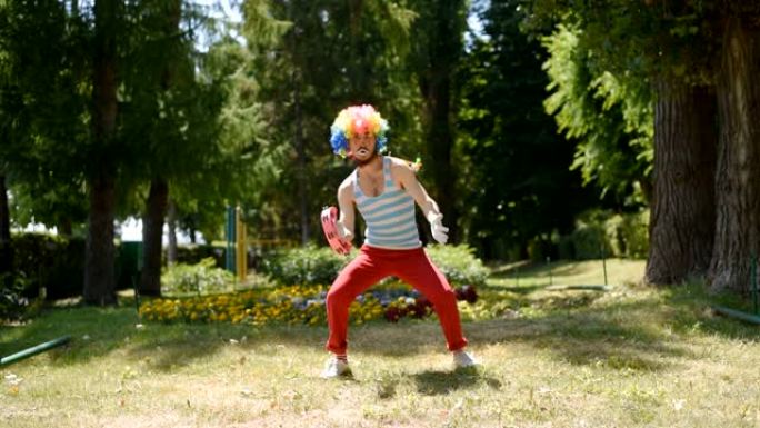 疯狂的哑剧在公园里用手鼓跳舞。有趣的滑稽动作和街头小丑的素描。