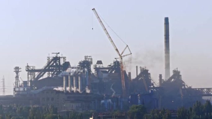 工业管道用烟雾污染大气。工厂烟囱冒出的烟雾污染了空气。钢铁厂管道排放造成的全球大气污染。