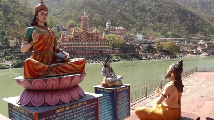 帕尔瓦蒂和湿婆女神的雕像坐在瑞诗凯诗的恒河河岸上冥想。