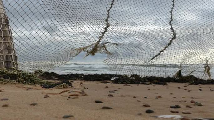 老渔网挂在海边