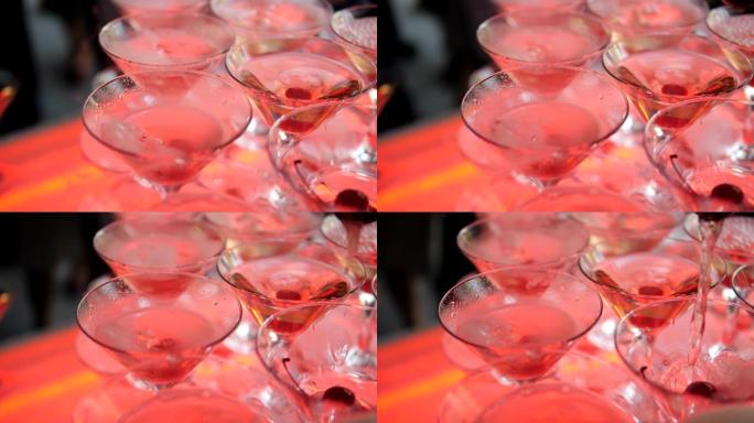 在自助餐桌上慢动作的香槟杯中沸腾的干民们的特写镜头。