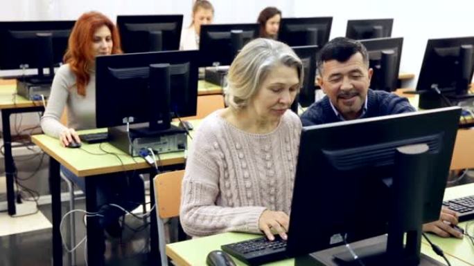 一群在电脑课上工作的老年人