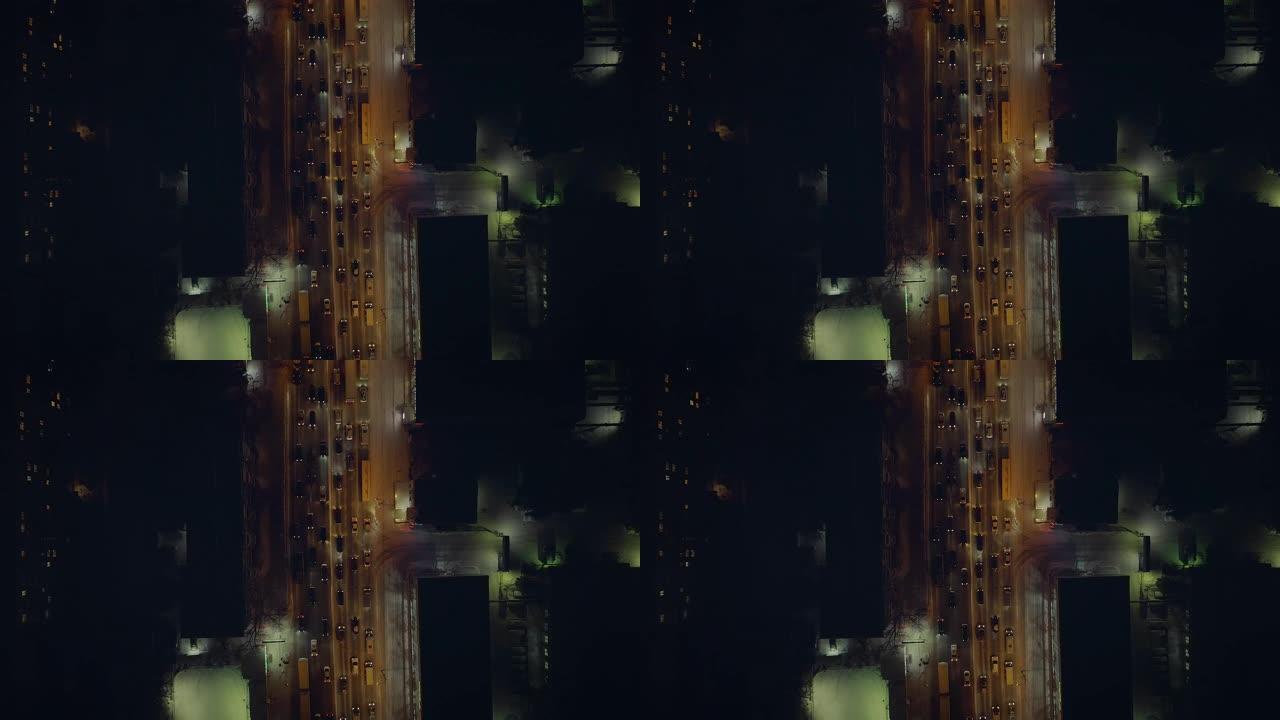 摄像机逐渐漂浮在夜路上，车灯开着的慢车。