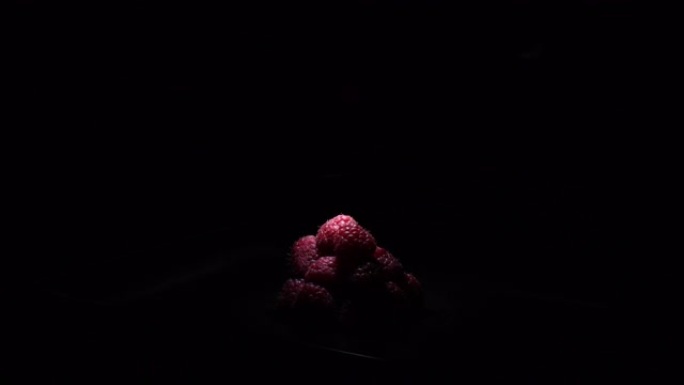 红色树莓山水果旋转与黑色背景