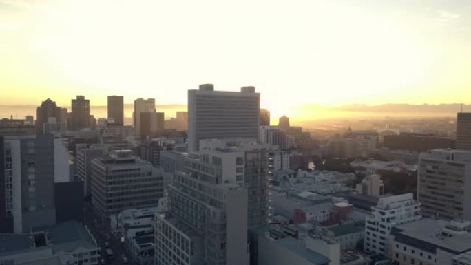 在清晨的喧嚣中，日出的无人机片段照耀着繁忙的城市
