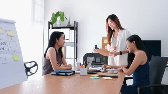 一群美丽的亚洲女性在办公室开会讨论或集思广益创业项目。赋权女性团队合作的概念。