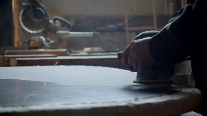 木材厂打磨木板的磨床特写镜头。