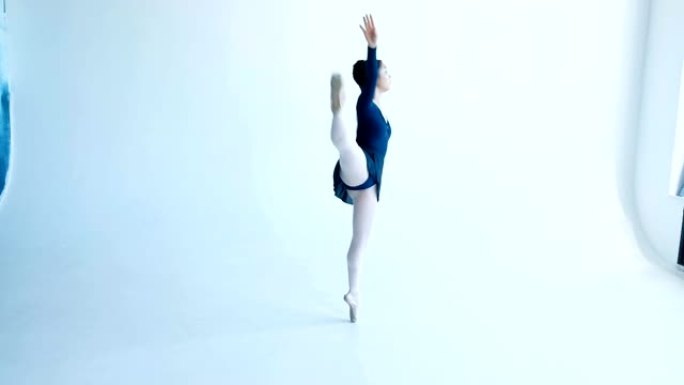 年轻的芭蕾舞演员在白墙上表演芭蕾舞