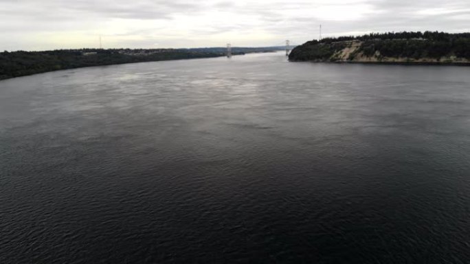 空中无人机在声音上飞出，朝华盛顿州塔科马角迪法恩斯附近的塔科马海峡大桥飞去