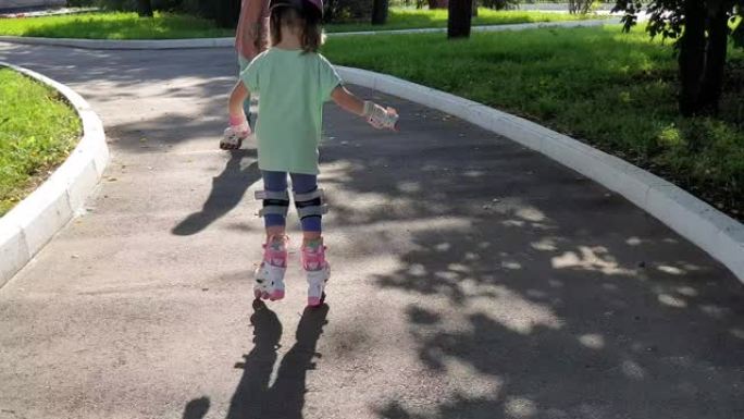 小女孩在公园里学旱冰