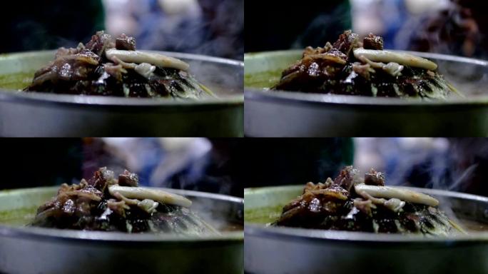 Mookrata-泰式烤肉和海鲜在平底锅上加汤。